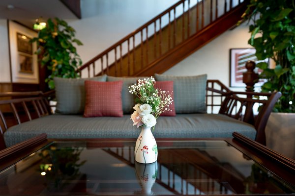 How are UK automakers tackling the skills shortage in the industry?